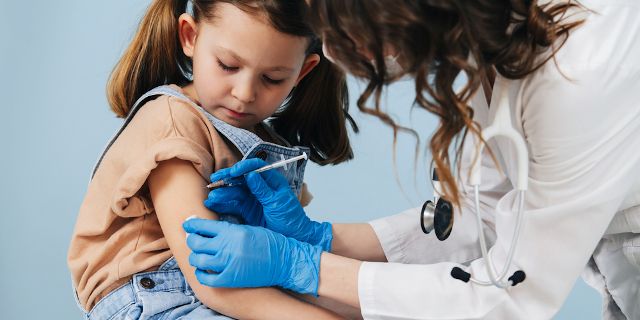 Pfizer apunta a que las vacunas contra el covid-19 para los niños menores de 5 años estén disponibles en junio, dice su CEO
