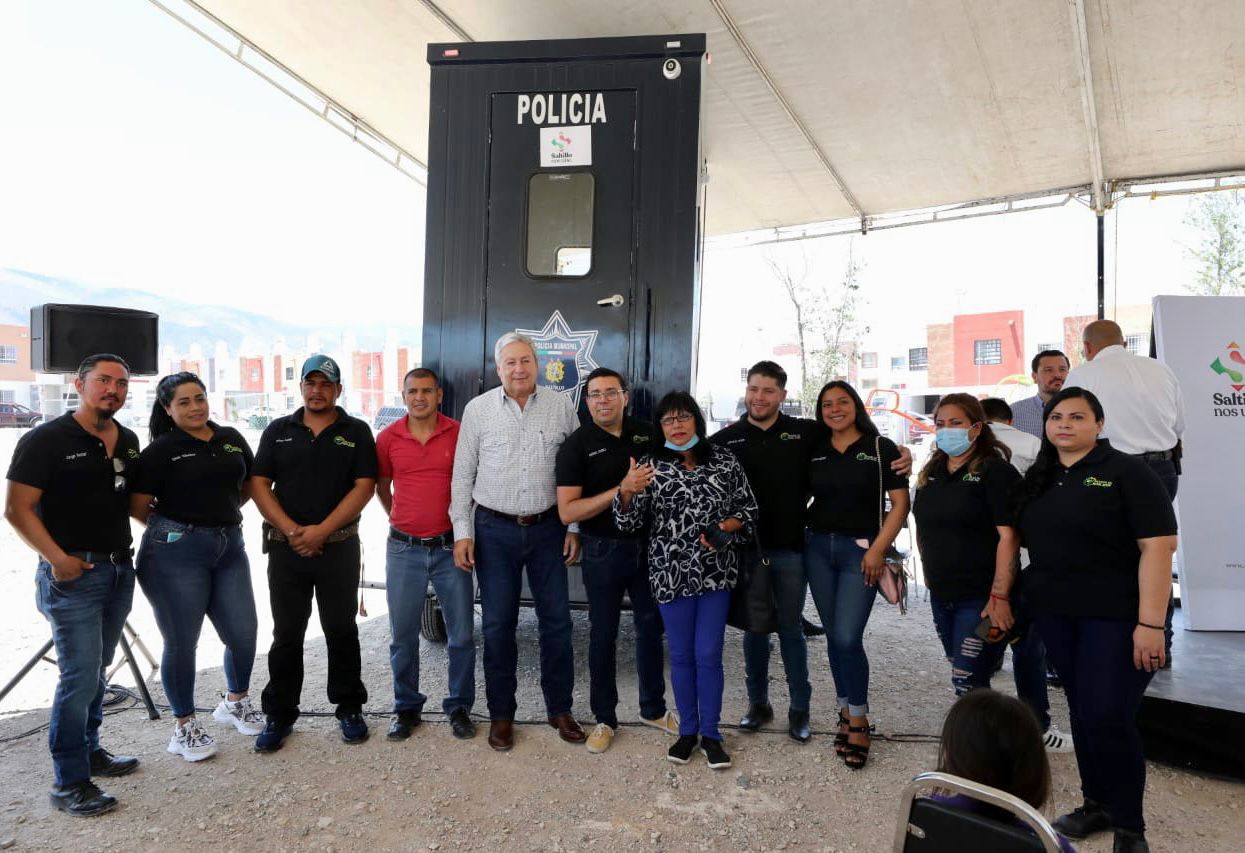 Entrega Chema Fraustro patrulla y caseta de vigilancia en más colonias