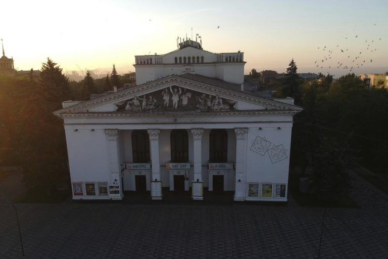 Al menos 600 muertos: así fue el ataque a teatro de Mariúpol