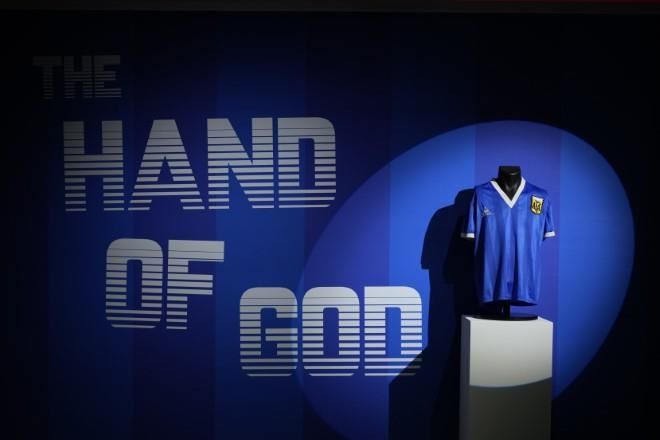 Subastan playera de Maradona en cifra récord
