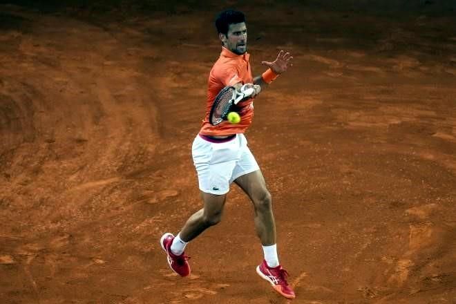 Avanza Djokovic en Madrid sin jugar