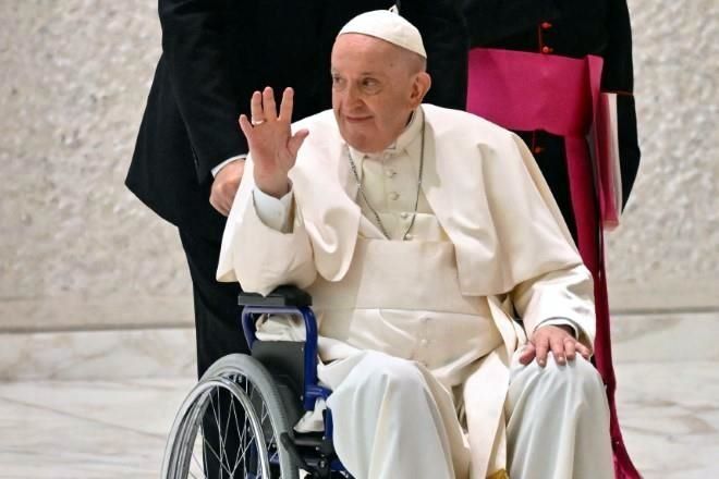 Aparece Papa en silla de ruedas