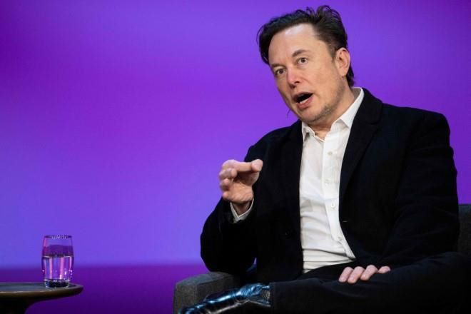 Demandan a Musk y Twitter; buscan impedir venta