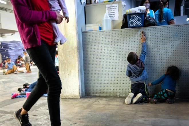 Va Abott contra educación de niños indocumentados
