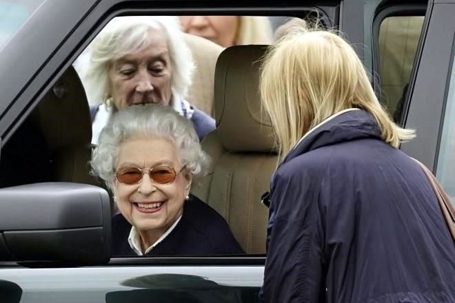 Reaparece la Reina Isabel II; asiste a concurso ecuestre