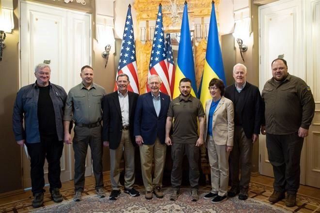 Visitan senadores republicanos a Zelensky