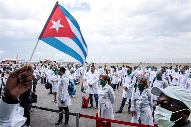 Retrógradas, los que critican médicos cubanos.- AMLO