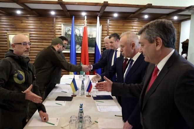 Culpa Ucrania a Rusia por ‘pausa’ en diálogos de paz