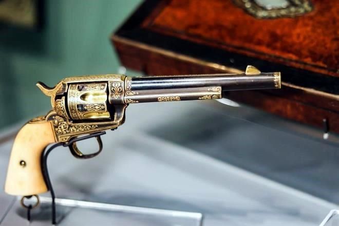 Exhiben revólver que Madero regaló a Pancho Villa