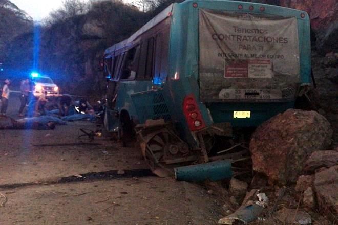 Deja 14 muertos choque de camión en Jalisco