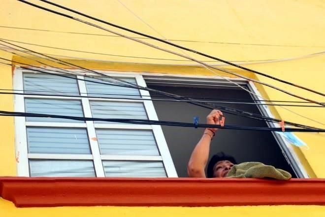 Usan los cables hasta de ¡tendederos!