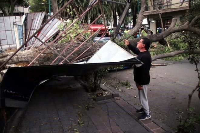 Dejan ráfagas de viento múltiples daños en CDMX