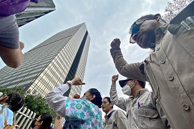 Protestan, bloquean y Pemex otorga más prebendas