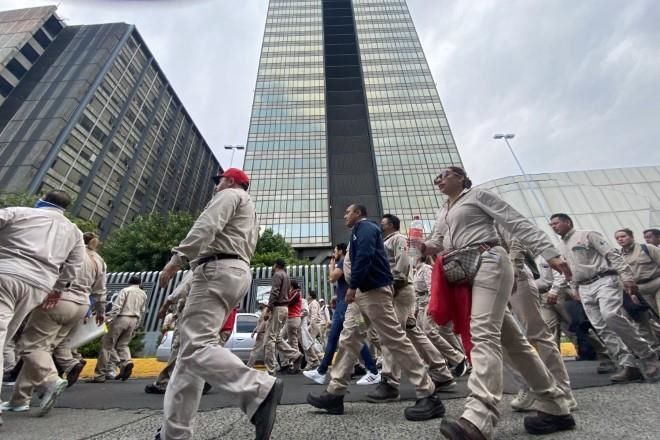 Tomen Torre de Pemex, pero no daremos plazas.- AMLO