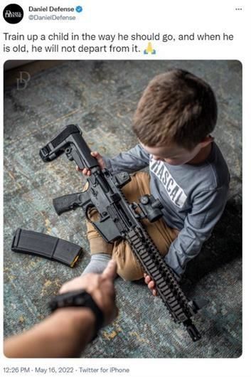 Promociona fabricante el AR-15 con foto de un niño
