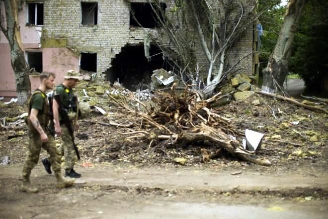 Toman rusos la mitad de ciudad clave en el Donbás