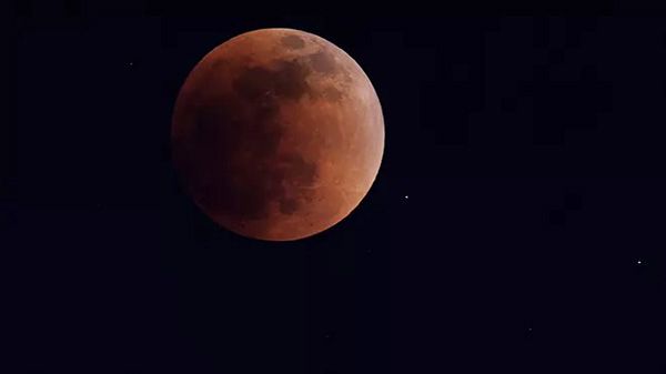 Disfrutan en el mundo de una noche de eclipse