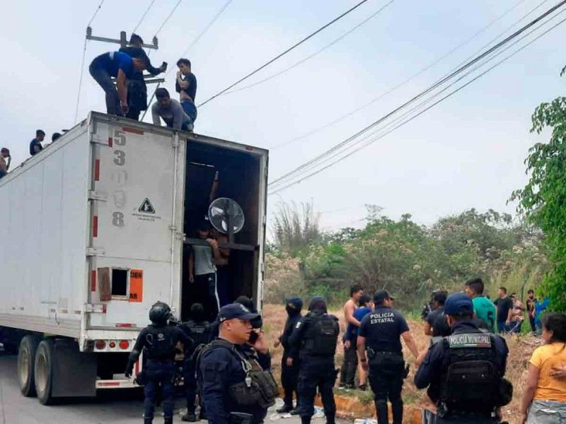 Abandonan a más de 300 migrantes en la autopista Córdoba-Orizaba