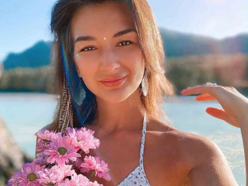 Influencer es deportada de Bali por tomarse una foto desnuda frente a árbol sagrado