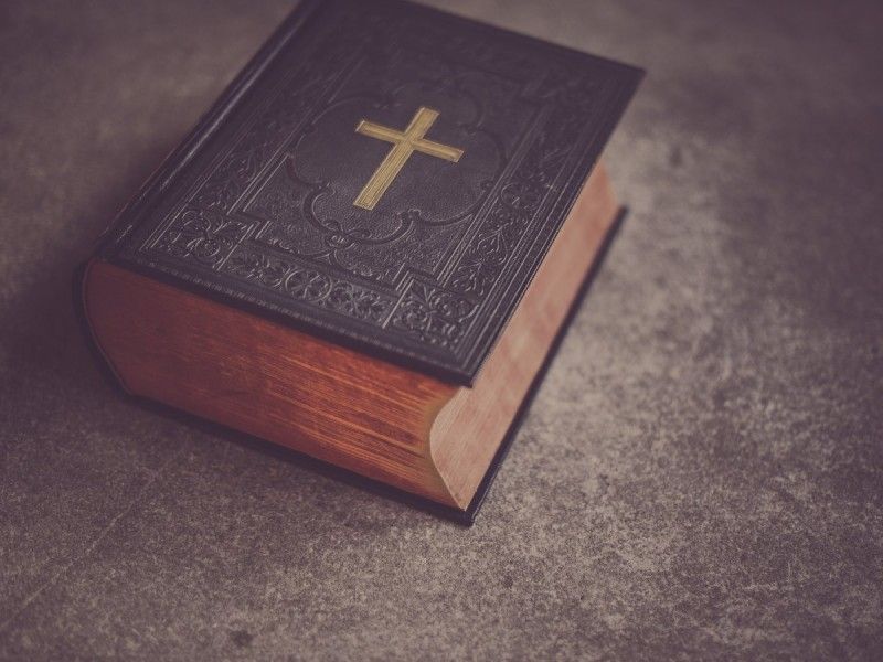 Llega lenguaje inclusivo a nueva edición de la Biblia y causa polémica