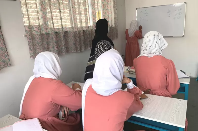 La escuela secreta para niñas afganas que desafía al Talibán