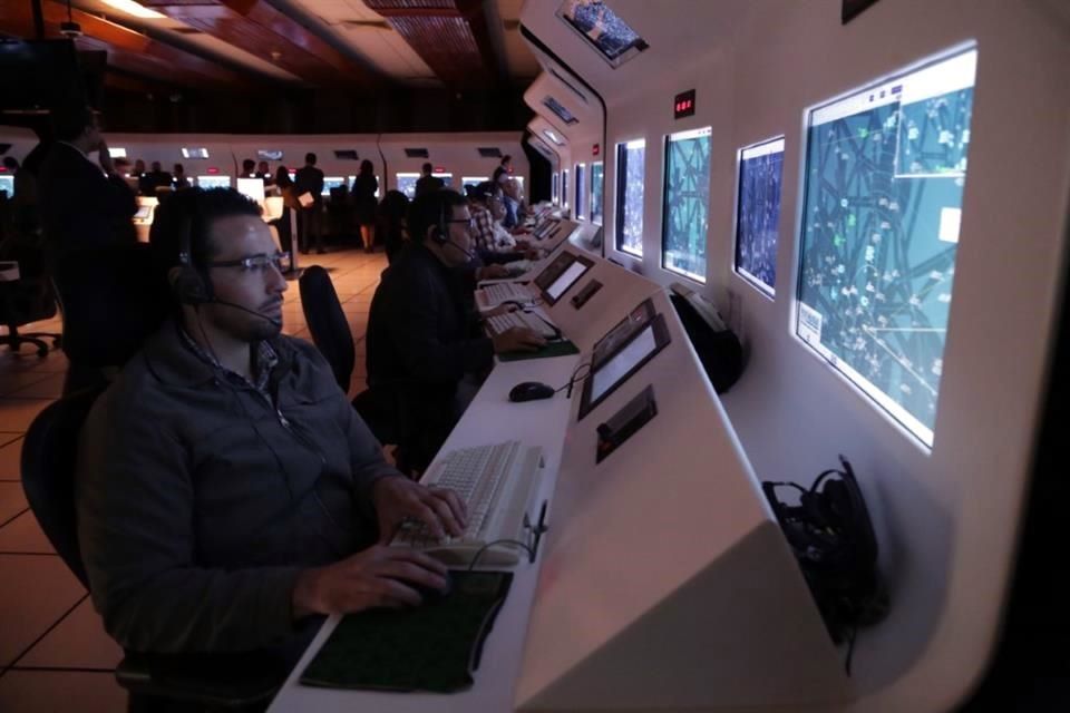 Castigan a controladores aéreos por cuestionar la seguridad