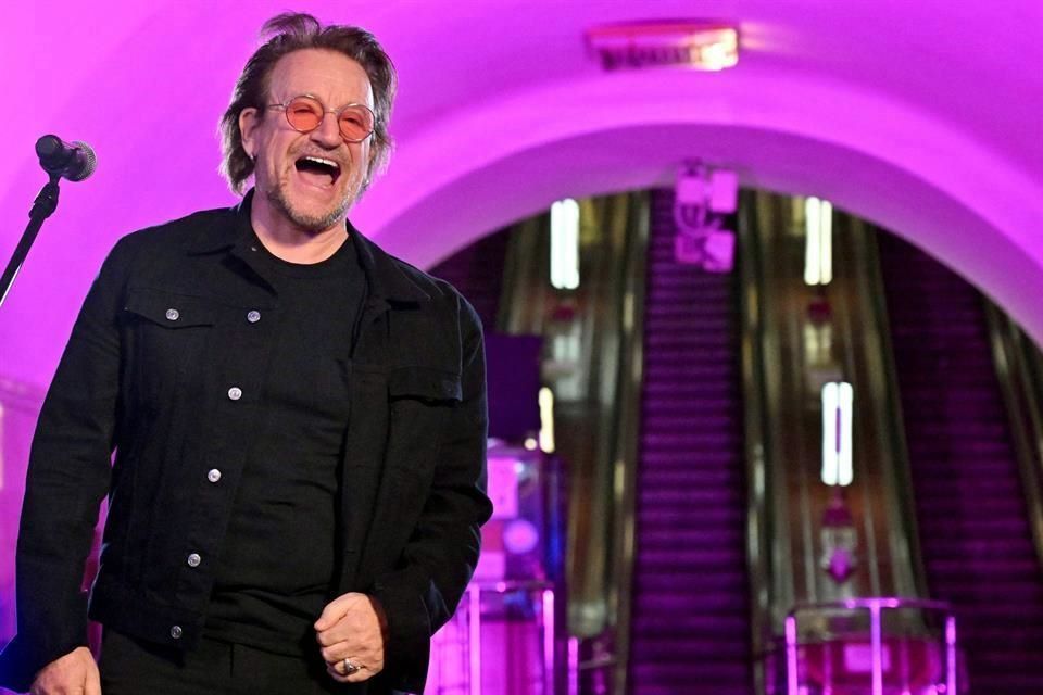 Canta Bono por la paz en el Metro de Kiev￼