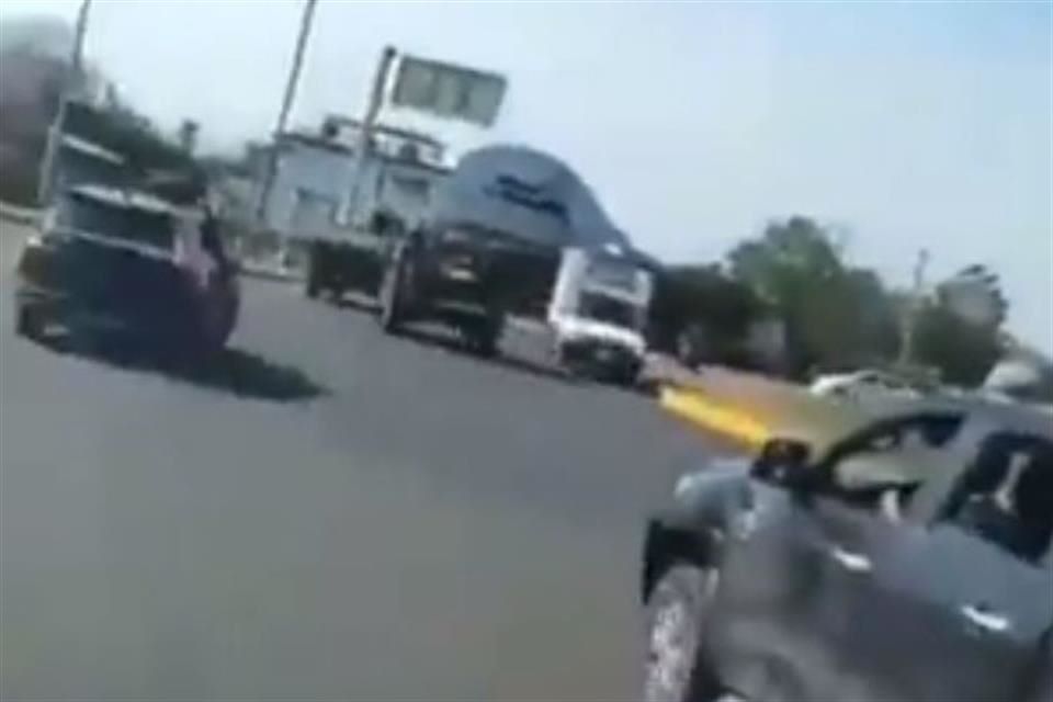Sacan pobladores a militares de Nueva Italia, Michoacán￼