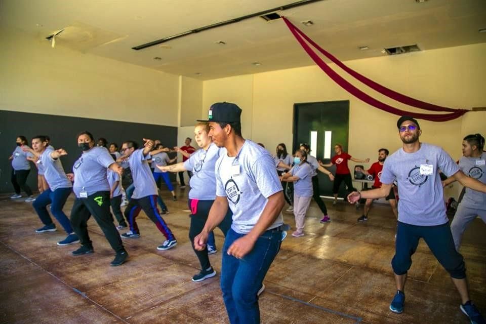 Montan ópera con migrantes que esperan cruzar a EU