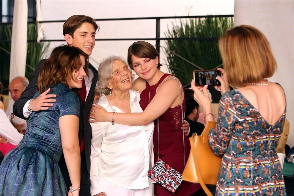 Con taquiza, Poniatowska celebra sus 90