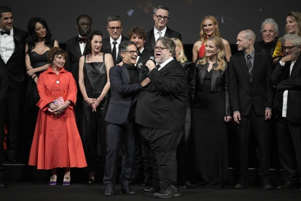 ¡A la mexicana! Del Toro y Gael García cantan en Cannes