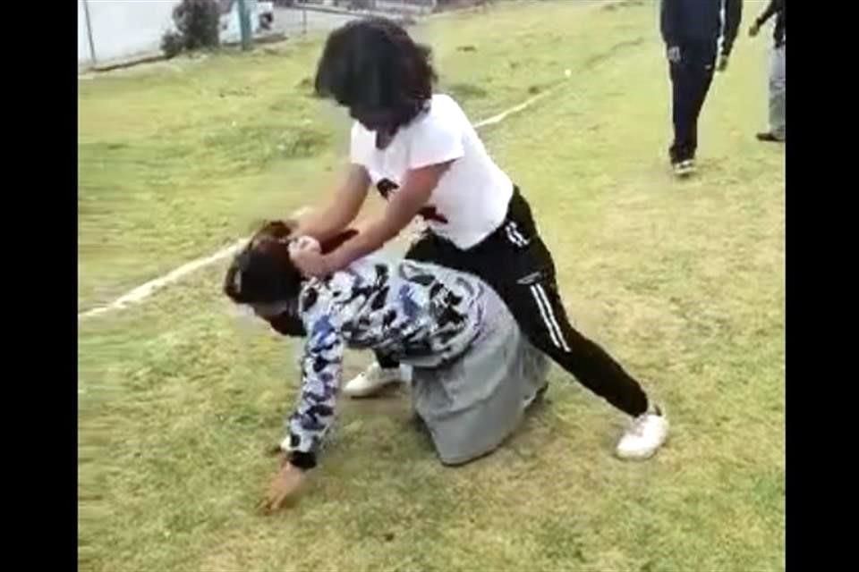 Exhiben peleas de alumnas de secundaria en Tres Marías (VIDEO)