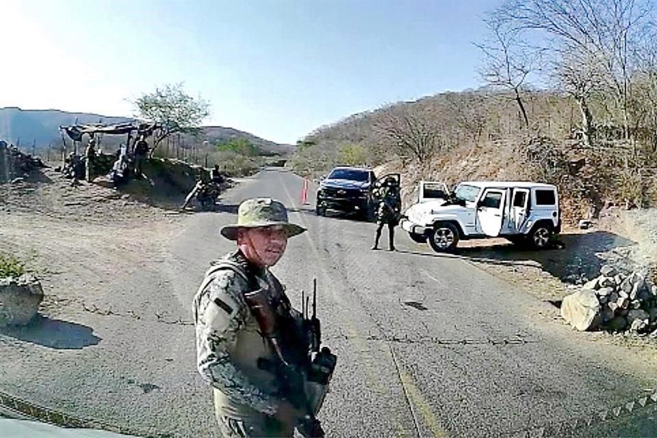 ‘¿Traen armas?’, dicen en retén en Sinaloa (VIDEO)￼