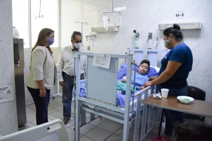 Visita presidenta honoraria del DIF Saltillo a niño operado de pie equinovaro