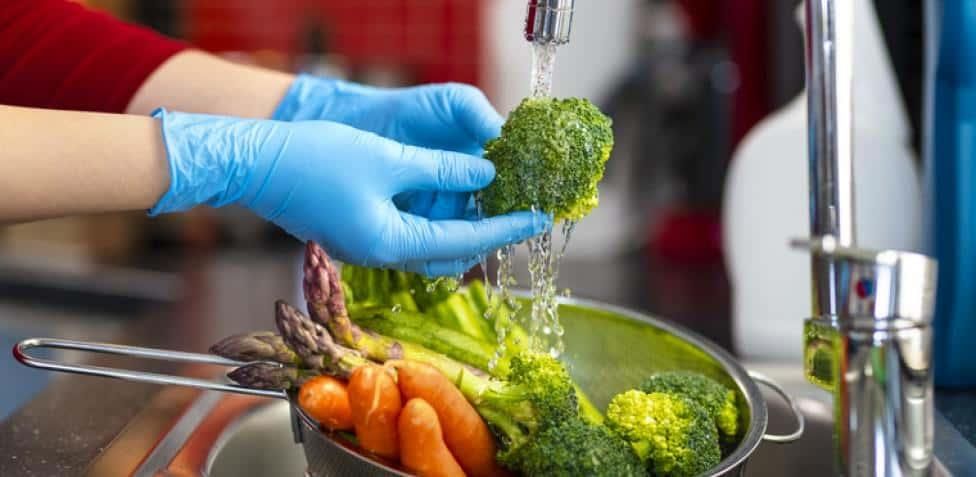 ¿Qué alimentos sí y cuáles no hay que lavar antes de cocinarlos?