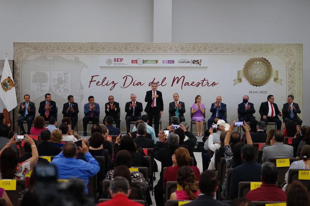 RECONOCE GOBIERNO DE MIGUEL RIQUELME A MAESTROS DE LA LAGUNA