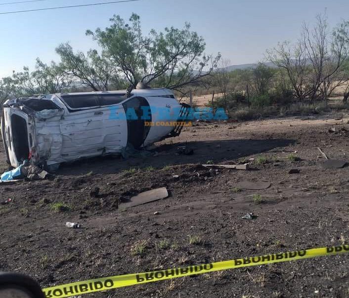 Muere migrante en volcadura.