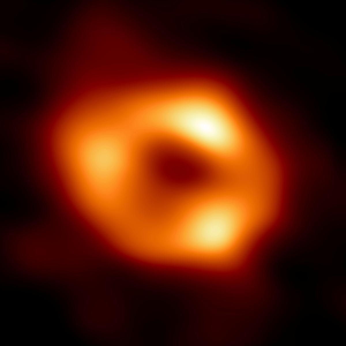 La primera imagen del agujero negro supermasivo en el centro de nuestra galaxia