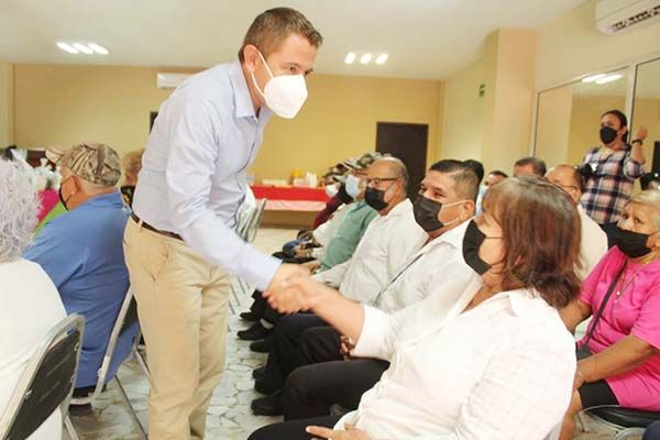 Entrega Hugo Lozano ayuda alimentaria