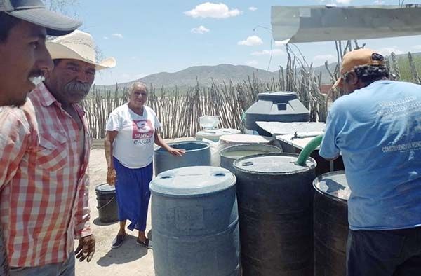 Auxilian a zona rural; llevan agua en pipas