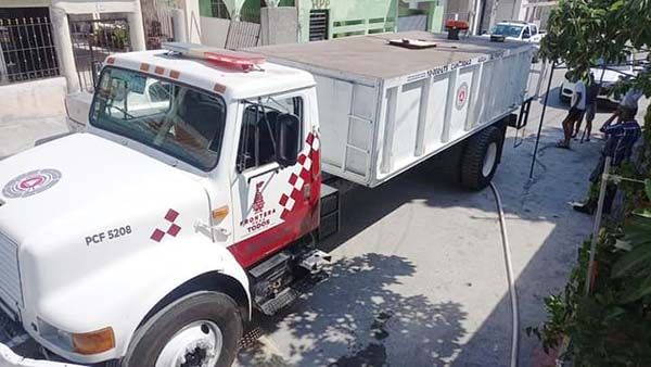 ANTE INTENSO CALOR LLEVAN AGUA EN PIPAS