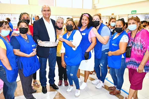 Festeja Alcalde a las madres trabajadoras