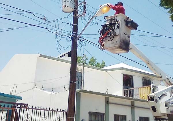 Reparan alumbrado público de Múzquiz