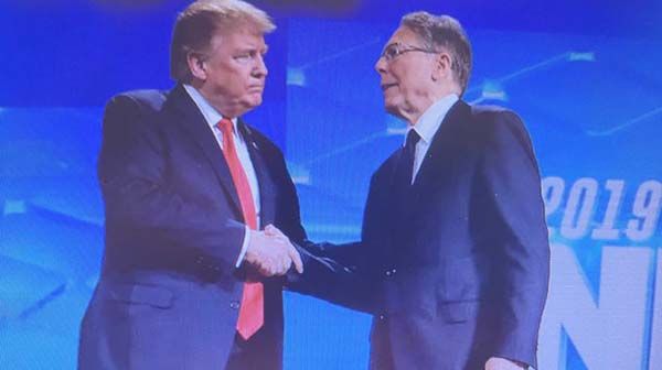 Trump rechaza control de armas; pide combatir el «mal» dando armas a ciudadanos
