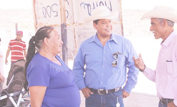 Visita Beto a familias del ejido Cuates de Australia