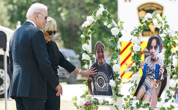Biden reza y deja ofrenda para las víctimas de la masacre escolar en Uvalde, Texas