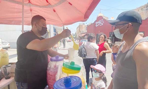 Obliga fuerte calor a consumir aguas