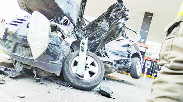 Convulsiona chofer y causa accidente