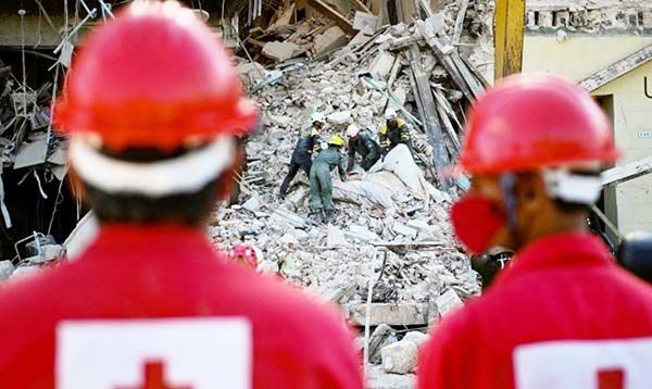 Suman 27 muertos tras explosión en hotel Saratoga