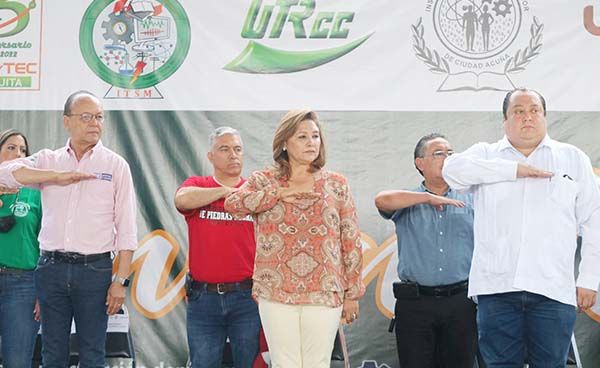 Apoya a estudiantes Alcaldesa de Sabinas